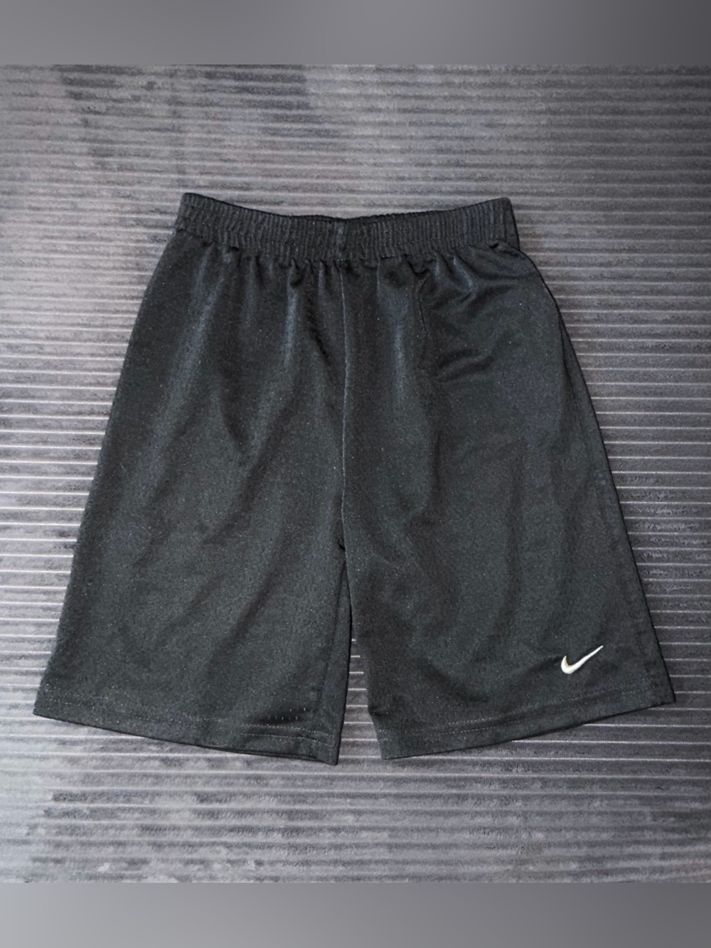 Nike Boys Youth Athletic Training Shorts with White Swoosh, size 6
